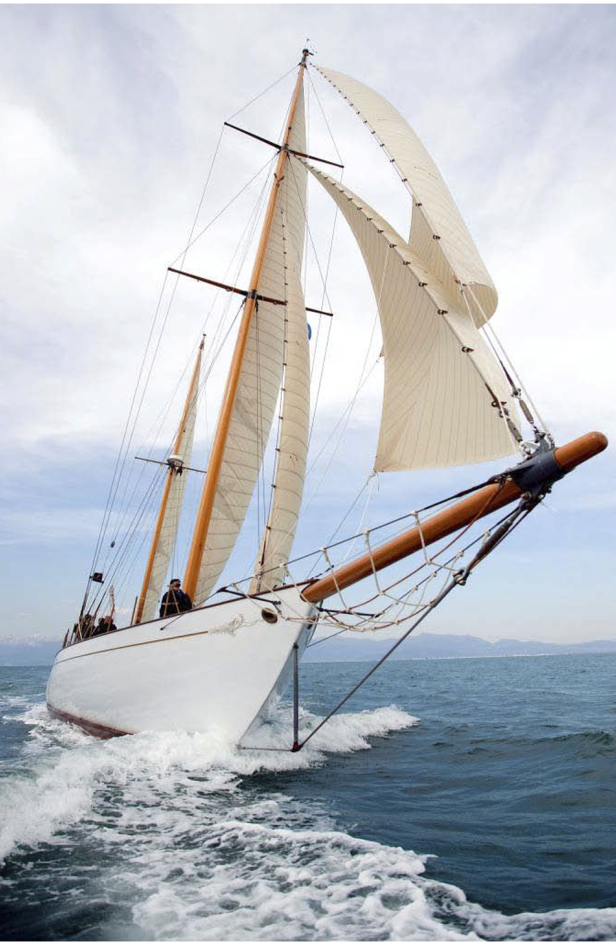 imagen 3 de La Copa del Rey Panerai de barcos clásicos suelta amarras.