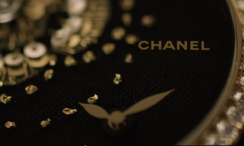 La meticulosidad de Chanel bordando el tiempo.