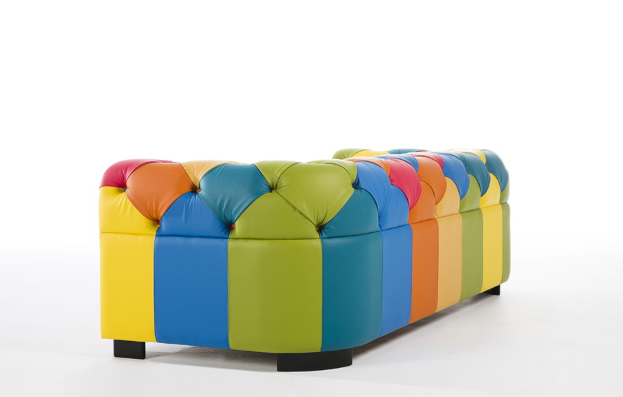 imagen 3 de Mariscal reinterpreta el sofá Chester a todo color.
