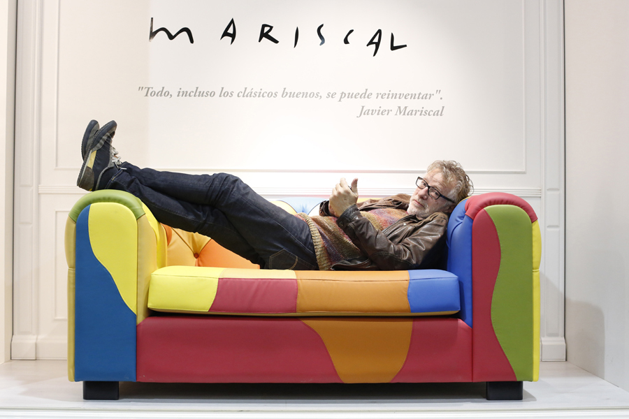 imagen 1 de Mariscal reinterpreta el sofá Chester a todo color.