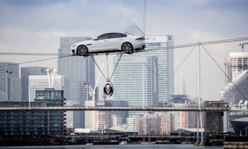 Nuevo Jaguar XF rodando sobre las aguas de Londres.