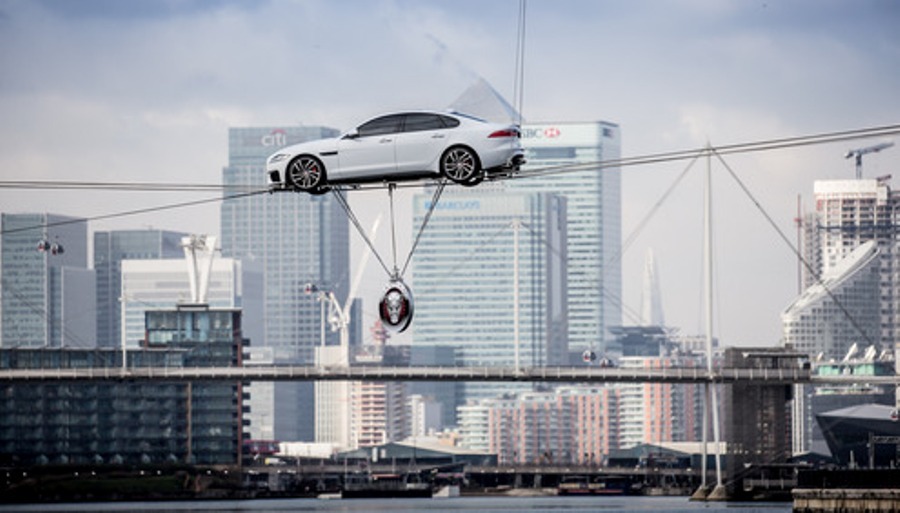 imagen 1 de Nuevo Jaguar XF rodando sobre las aguas de Londres.