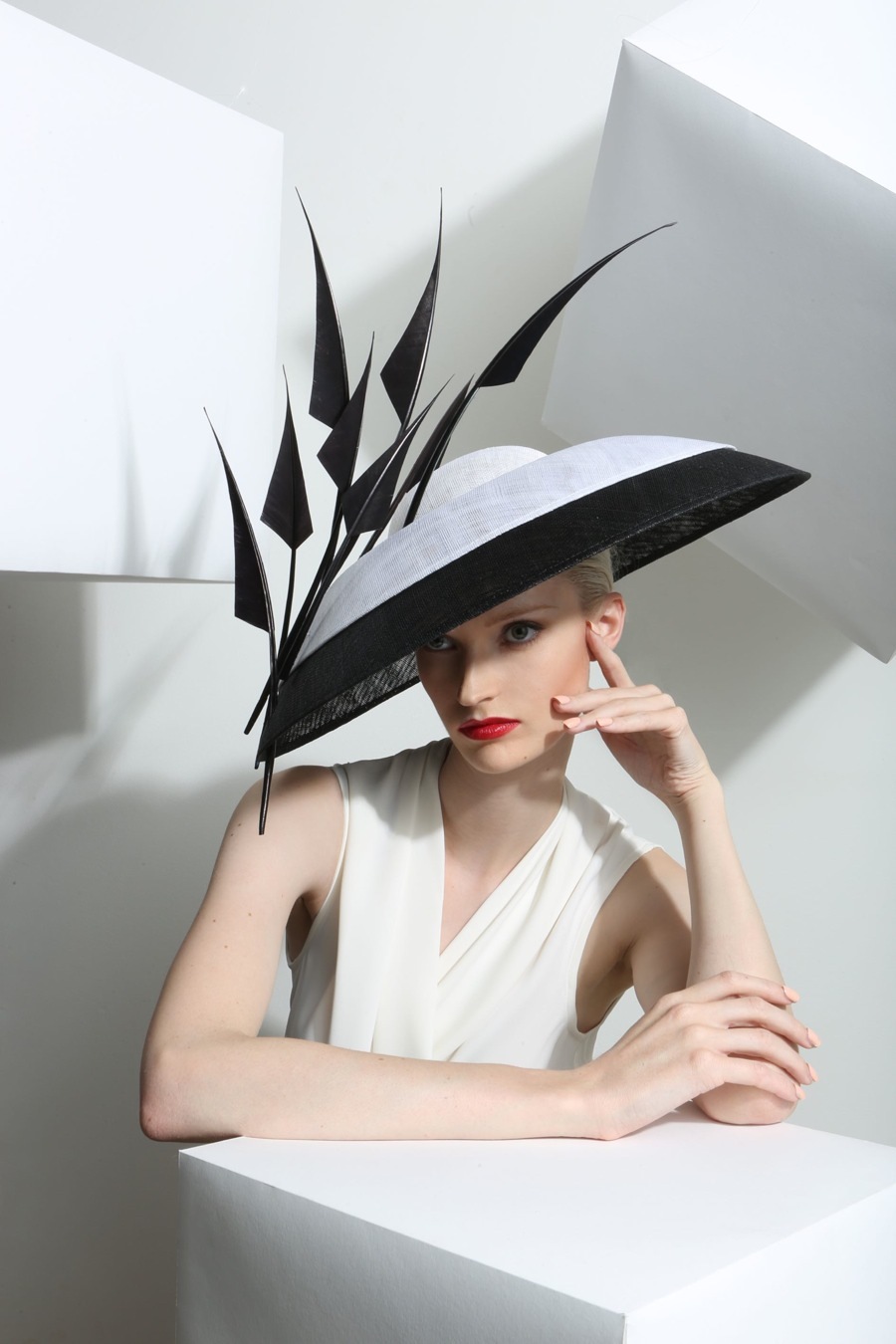 imagen 16 de Philip Treacy te toca cabeza y corazón.