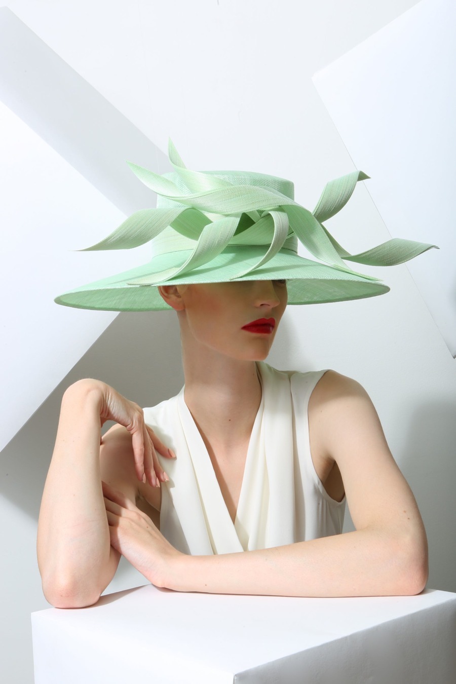 imagen 15 de Philip Treacy te toca cabeza y corazón.