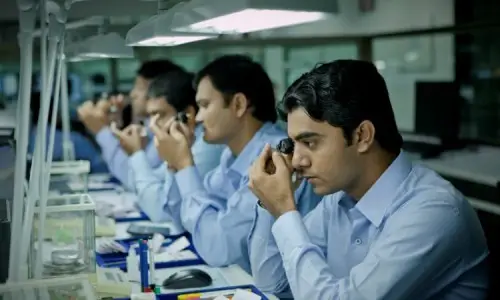 Surat el centro mundial de la talla de diamantes pierde brillo.