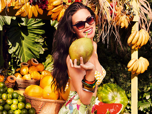 imagen 6 de Vogue Eyewear saca el lado tropical de Adriana Lima.