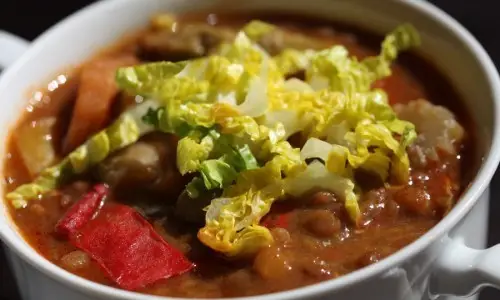 Lentejas con verduras y crujiente lechuga.