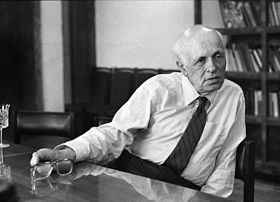 Nuestro país, al igual que todos los estados modernos, necesita profundas reformas democráticas. Es necesario pluralismo político e ideológico, una economía mixta y la protección de los derechos humanos y la apertura de la sociedad.