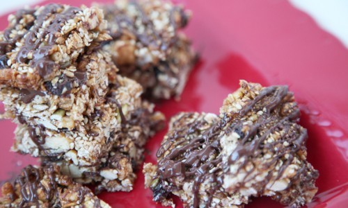 Barritas de cereales, frutos secos y naranja.