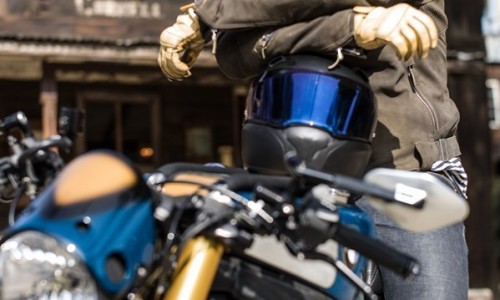 BMW Motorrad y Orlando Bloom presentan la BMW S 1000 R Custom.