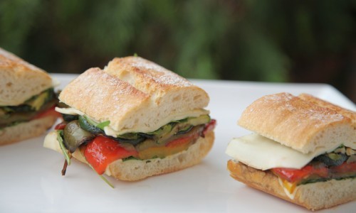 Mini bocadillos de verduras asadas con crema balsámica y reducción de vino tinto.