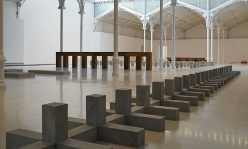Carl Andre y el minimalismo escultórico.