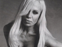 imagen de Donatella Versace, alma de moda y certera mujer de negocios.