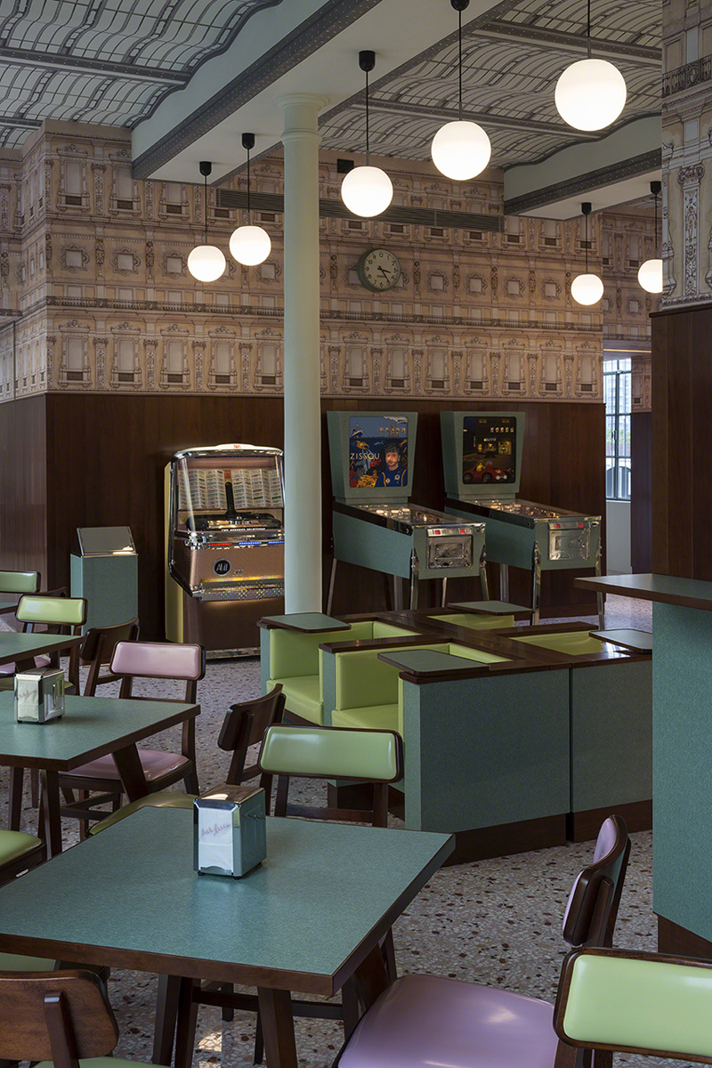 imagen 3 de El nuevo café de Prada diseñado por Wes Anderson.