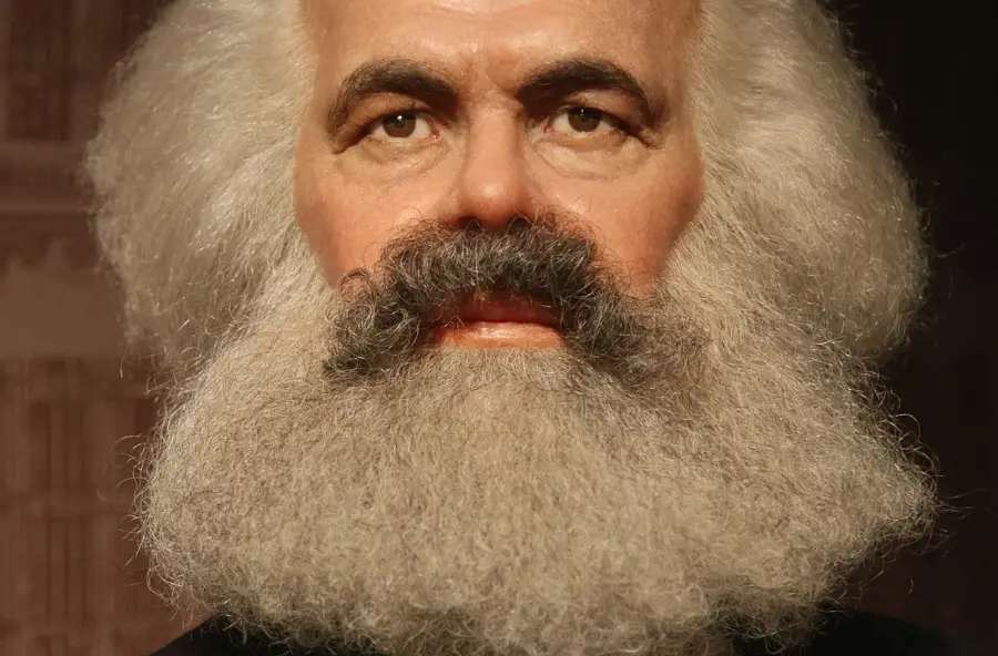 Los seres humanos hacen su propia historia, aunque bajo circunstancias influidas por el pasado.