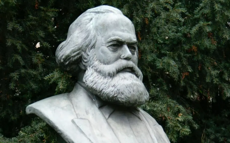 La historia no es ni hace nada. Quien es y hace es el hombre.