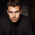 Theo James nuevo rostro de Boss Perfumes.