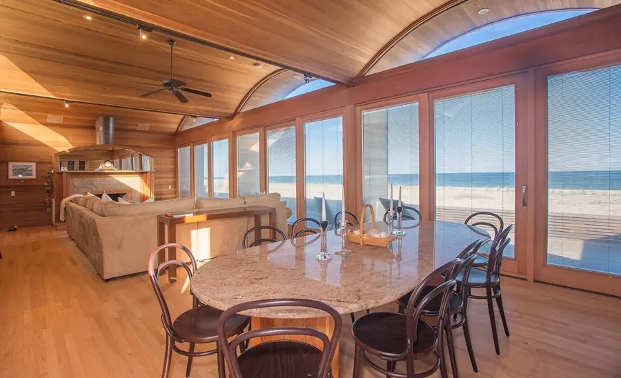 imagen 5 de A subasta una casa en Nueva York y en primera línea de playa.