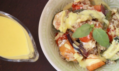 Ensalada de quinoa con verduras y vinagreta de mango.