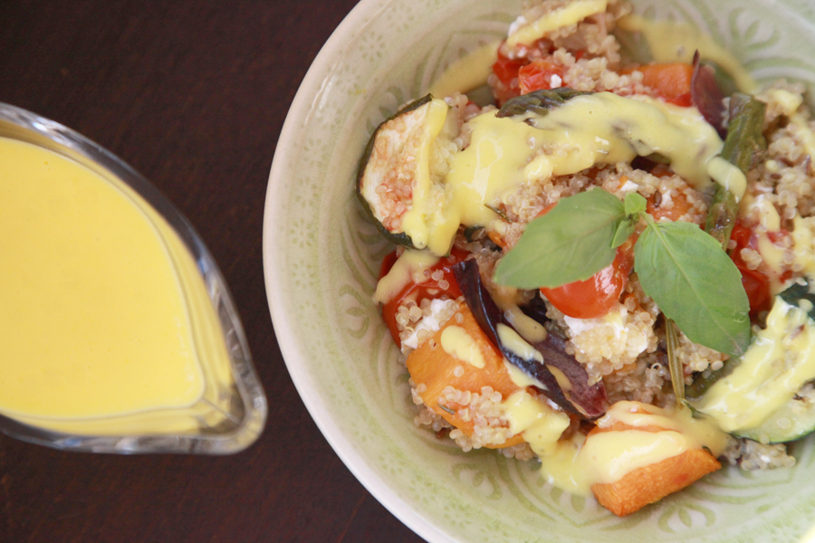 Ensalada de quinoa con verduras y vinagreta de mango.