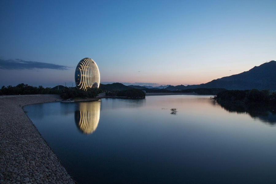 imagen 3 de Sunrise Kempinski, excentricidad arquitectónica junto al lago Yanqi.