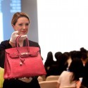 Un Birkin fucsia, el bolso más caro jamás subastado.