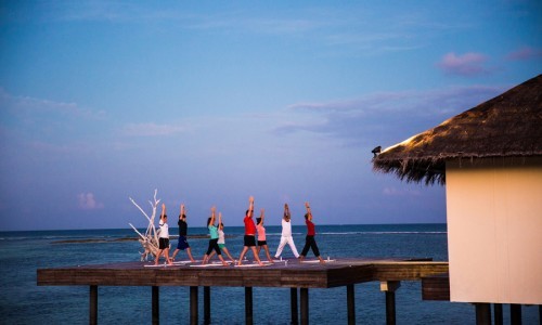 Yoga y relajación frente al Océano Índico.