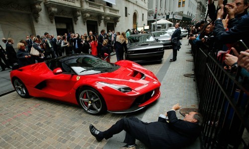 Fiat inicia la salida a bolsa de Ferrari en Estados Unidos.