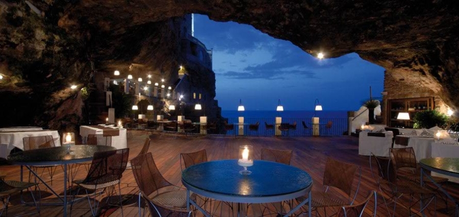 imagen 1 de Grotta Palazzese, un hotel tallado en la roca.