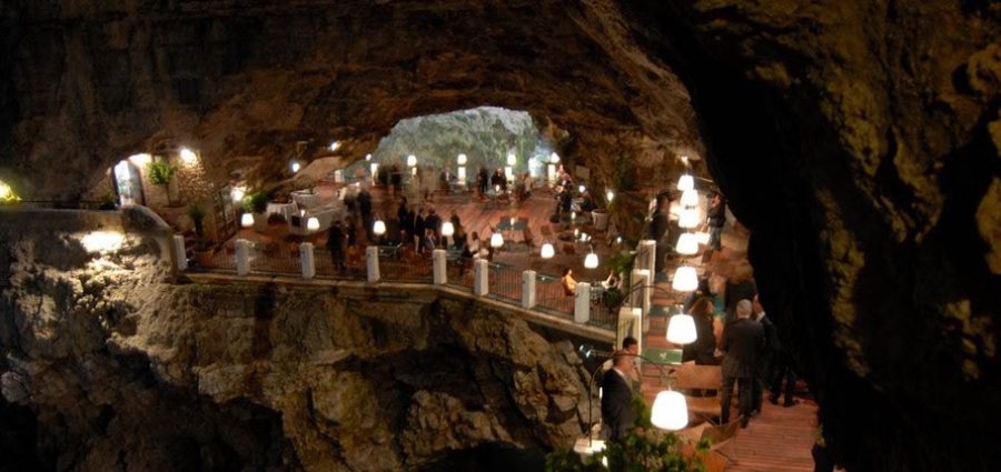 imagen 2 de Grotta Palazzese, un hotel tallado en la roca.