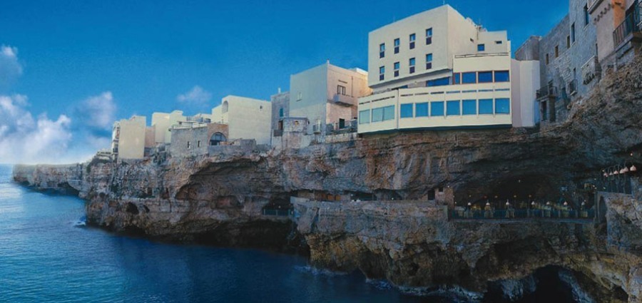 imagen 5 de Grotta Palazzese, un hotel tallado en la roca.