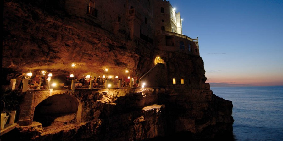 imagen 7 de Grotta Palazzese, un hotel tallado en la roca.