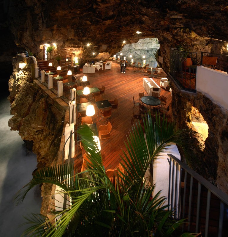 imagen 8 de Grotta Palazzese, un hotel tallado en la roca.