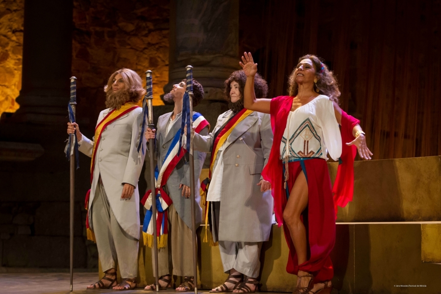 imagen 4 de ‘La asamblea de las mujeres’ toma el Teatro Romano de Mérida.
