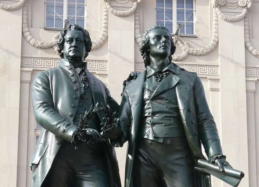 Los sabios y los tontos son igualmente inofensivos; los que más son de temer son los sabios a medias y los medio tontos.