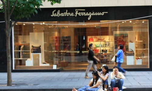 Ferragamo reducirá el tamaño de sus tiendas en China.