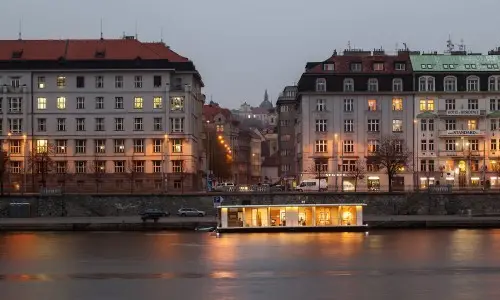 5 hoteles flotantes para amantes del turismo urbano.