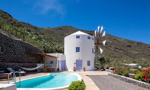 Dormir en un molino tradicional en Santorini.