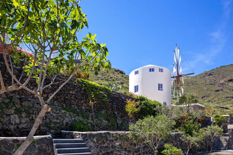 imagen 4 de Dormir en un molino tradicional en Santorini.