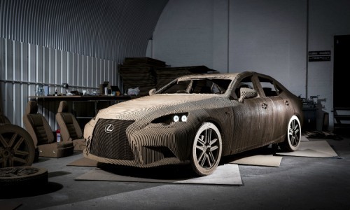 Lexus fabrica un coche eléctrico de cartón.