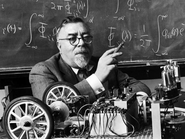 Norbert Wiener, matemático fundador de la cibernética.
