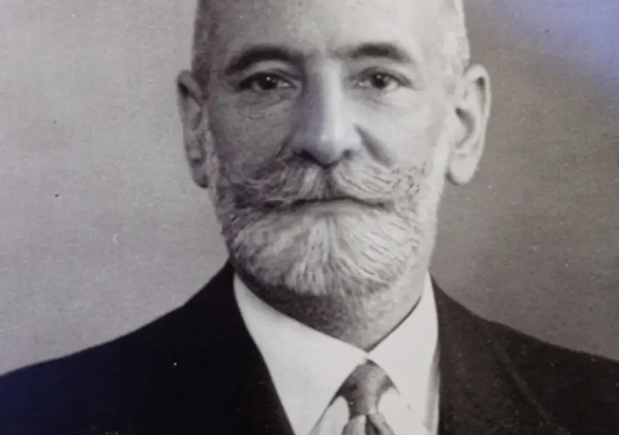 ¿Cómo es que, una vez que la victoria tomó forma y el horrible espectáculo de los campos de exterminio fue revelado, pudimos romper descaradamente las promesas dadas a los pueblos de esos años de calvario?