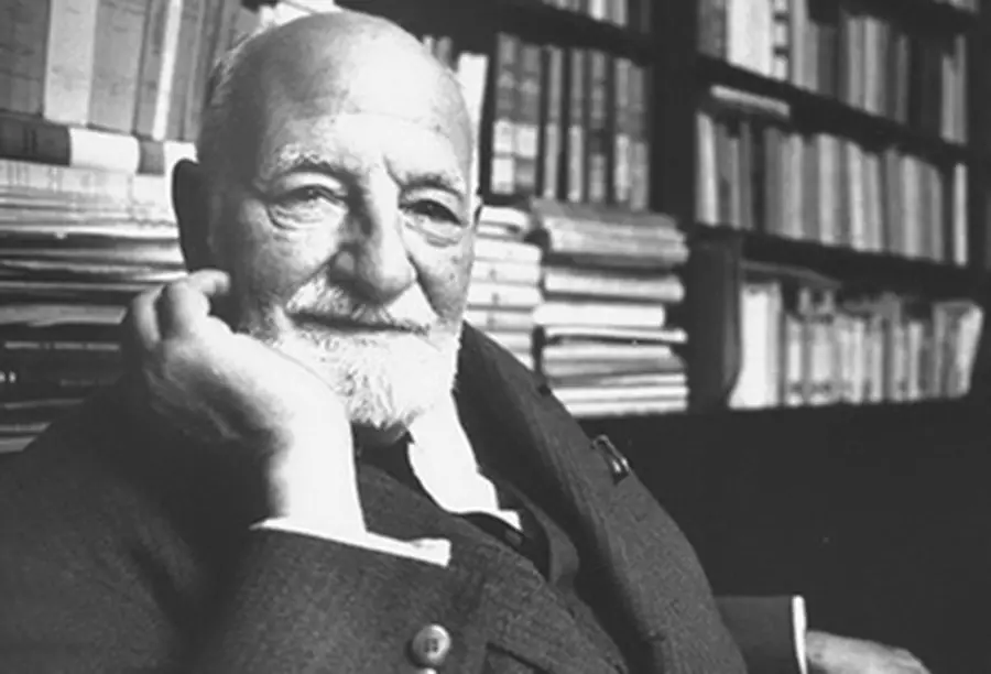 Del mismo modo, el problema de los derechos del Estado en la disposición de las herencias dejadas por los individuos presenta aspectos sociales de primera importancia.