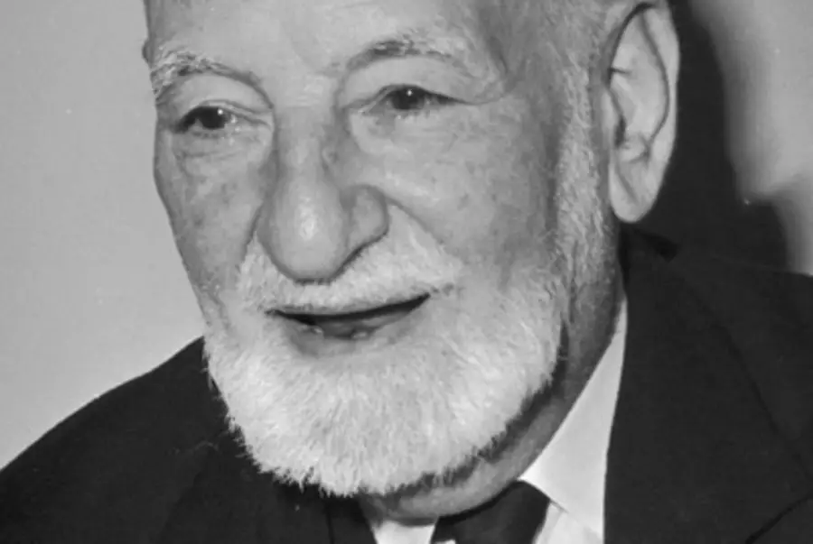 Para empezar debo confesar que fue sólo al principio de este siglo que entré a la vida activa - con cierta preciosa capacidad de implicación.