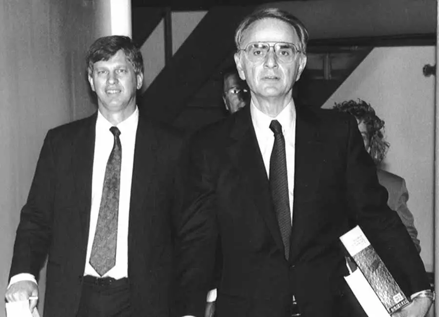 Los hombres podrían no ser los sueños de los dioses, sino que los dioses son los sueños de los hombres.