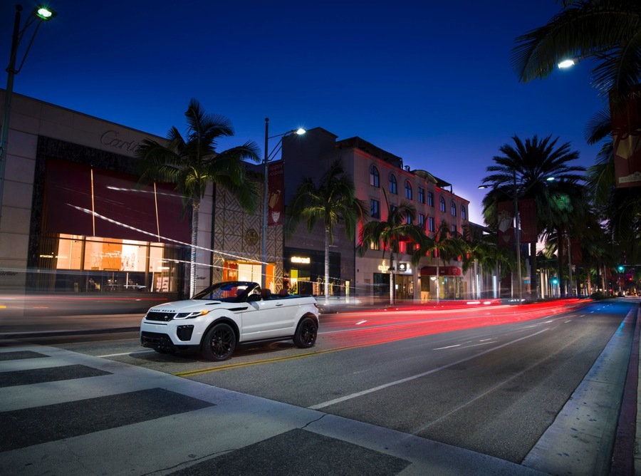 imagen 6 de Spectre llega a Santa Mónica en un Range Rover Evoque Convertible.