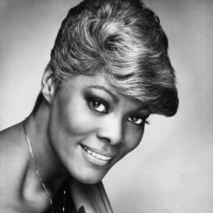 I Say A Little Prayer. Dionne Warwick. Casi que son tiempos para rezar, o cantar.