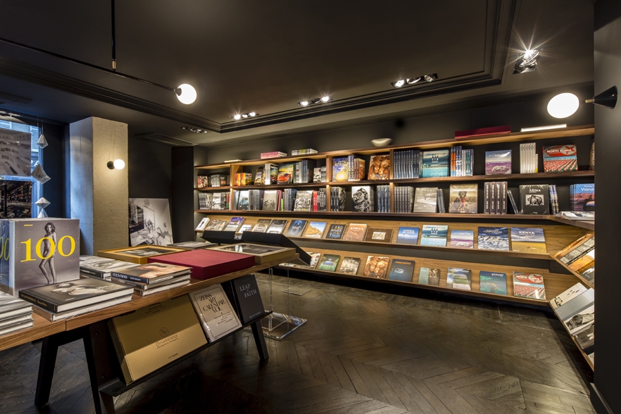 imagen 4 de La Hune, librería de sueños en la place St. Germain de París.