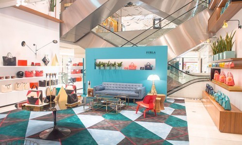 Furla abre un espacio efímero en los almacenes Printemps de París.