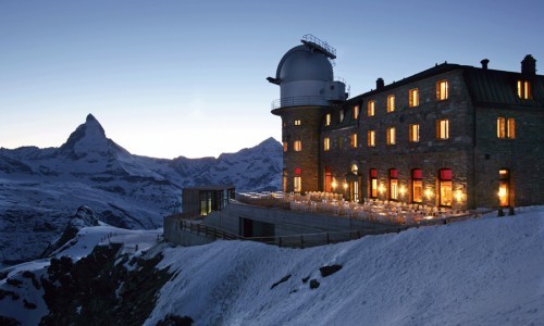 Hotel y observatorio astronómico en la cima de los Alpes.